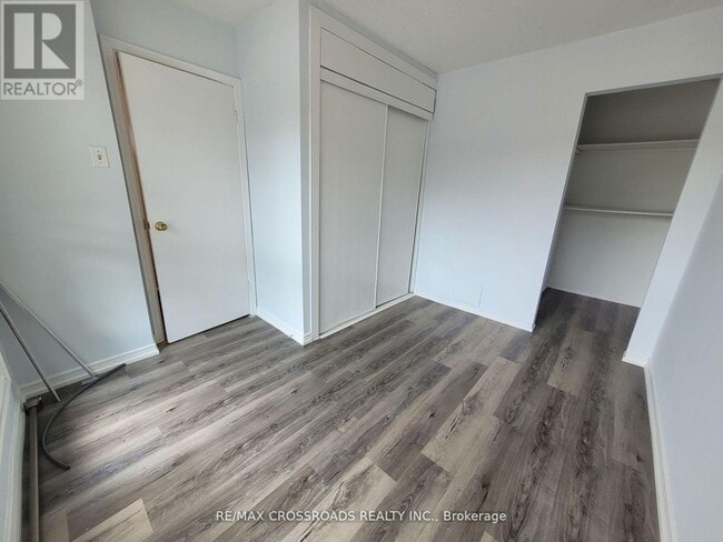 Photo - 124 Major Mackenzie Dr E