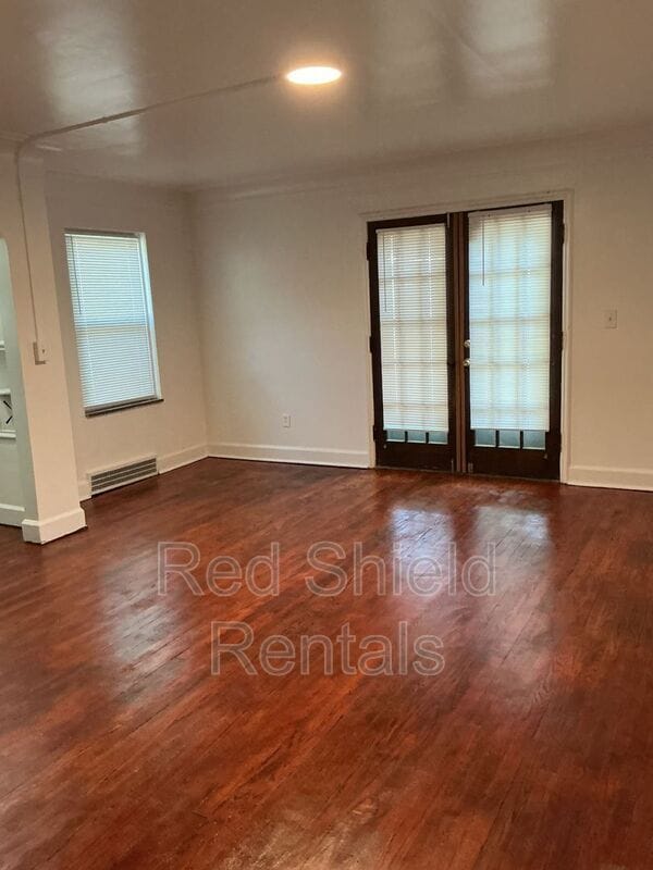 Photo - 210 Perrin St