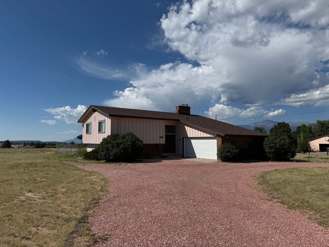 5 bedroom, 3 bath, 2 car on acreage near t... - 5 bedroom, 3 bath, 2 car on acreage near t... Casa