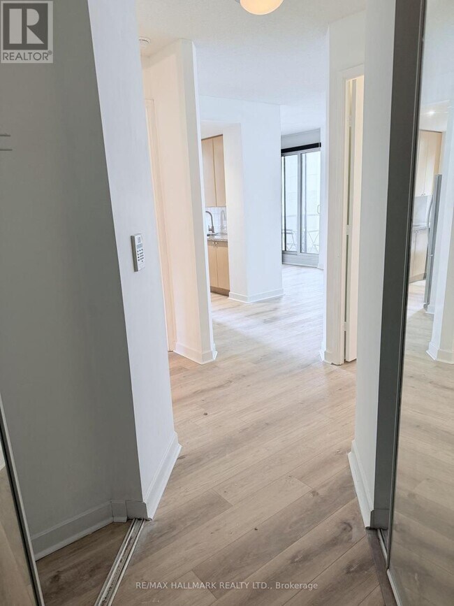 Photo - 85 Bloor St E Unit 602