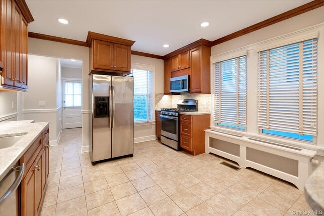 Building Photo - 147 Beekman Ave Unit 1st Floor