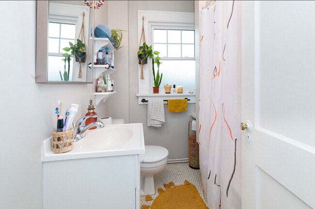 Building Photo - 16 Gracelyn Rd Unit Apt #2