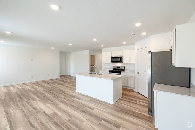 3 habitaciones, 2 baños - 1498 pies cuadrados - Unidad A - Sala de estar - Thunderhawk Villas