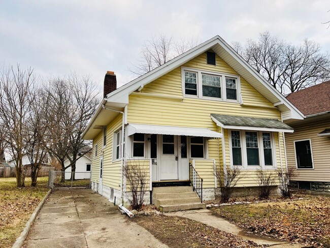 Building Photo - South Side 2 Bedroom, 1.5 Bath Stunner with Charm, Space, Garage & a Fenced Backyard!