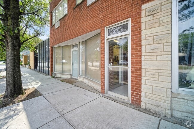 Building Photo - 5309 W Devon Ave Rental