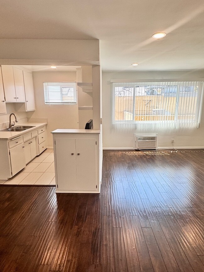 1130 N Laurel Ave - 1130 N Laurel Ave Apartamentos