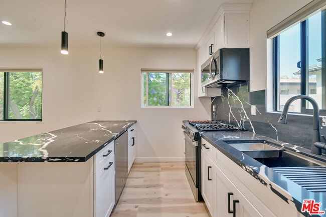 Photo - 843 Westbourne Dr Unidad B