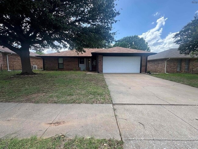 Building Photo - 2113 Selma Dr