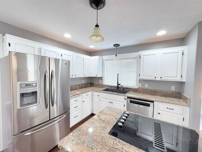 Photo - 4 Bedroom 2.5 Bathroom Home in NW Salem!