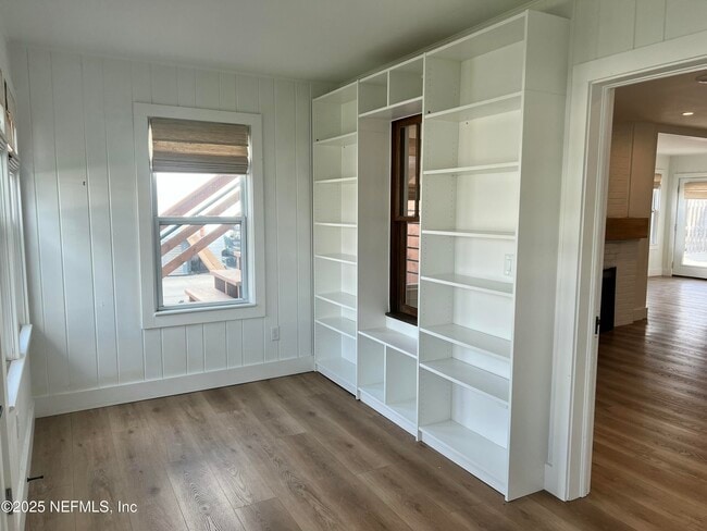 Photo - 201 Hopkins St