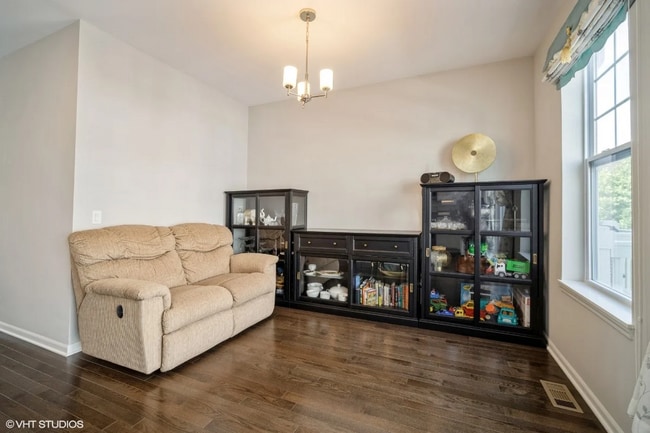 Photo - 850 Lexington Cir W