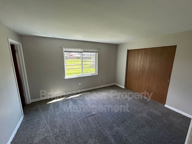 Photo - 92 W Franklin St