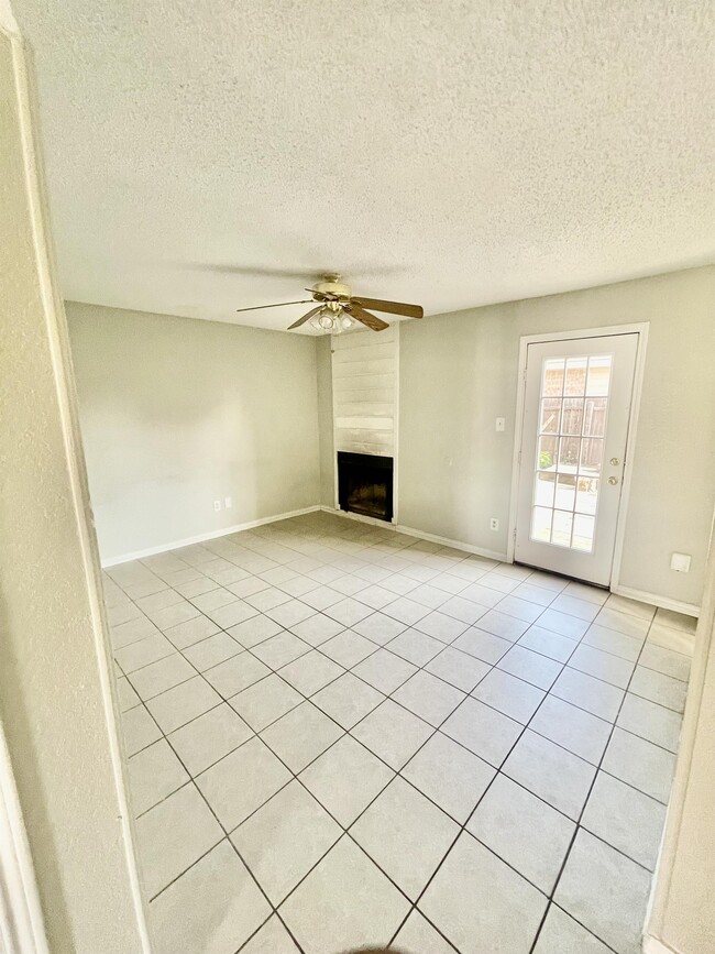 Photo - 909 NW Summercrest Blvd