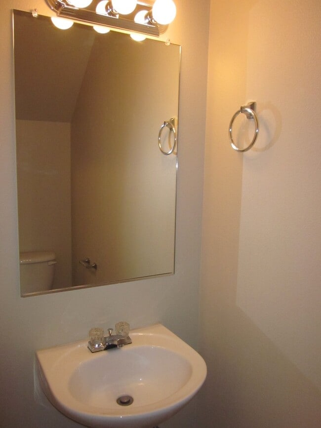 Photo - 3 Bedroom / 2.5 Bathroom Townhouse in SW Redmond's Reindeer Heights
