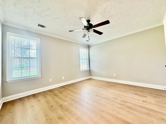 Photo - 609 Clifden Ct