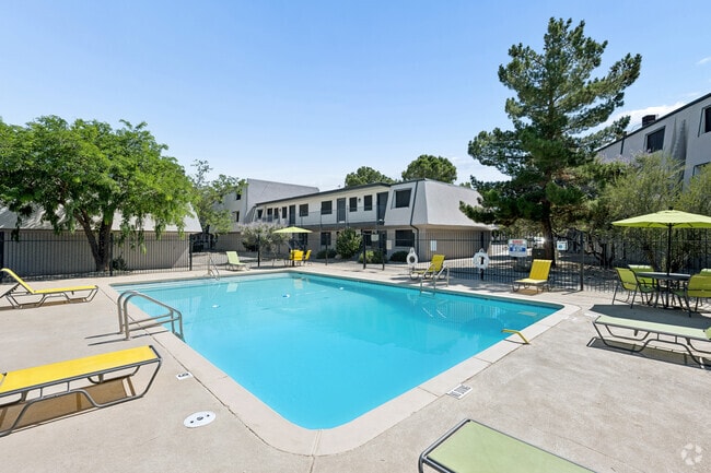 Pool 1 - Lexington Place Apartments