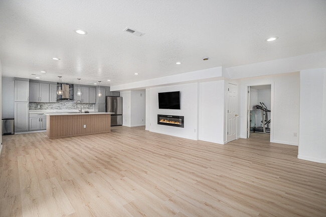 Building Photo - 6007 S Ukraine St Rental