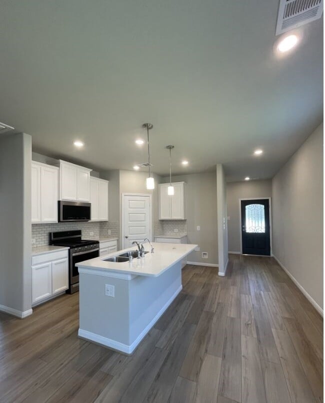 7052 Silverleaf Oak St