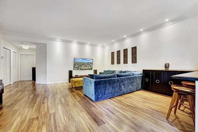 Photo - 6555 Via Regina