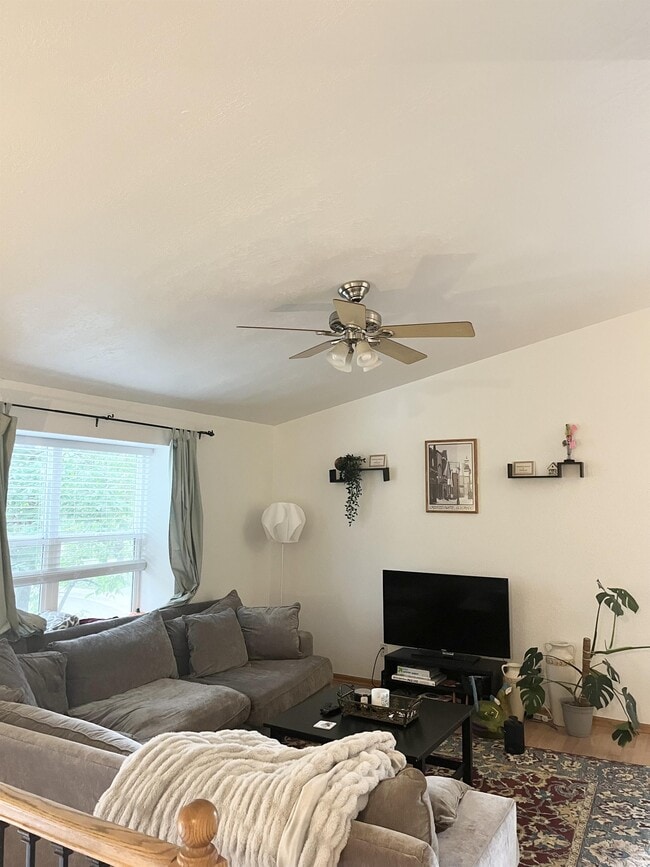 Photo - 211 Redwood Cir