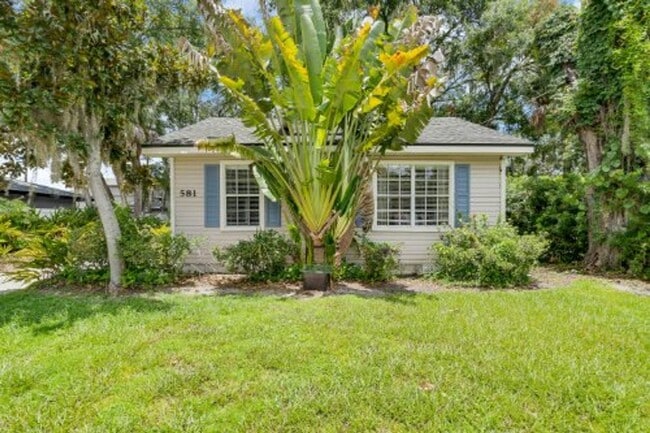 Building Photo - Quaint 2/1 home with plenty of yard, deck ...