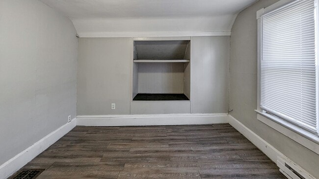 Building Photo - 2405 W Jackson St Unit Apt 2