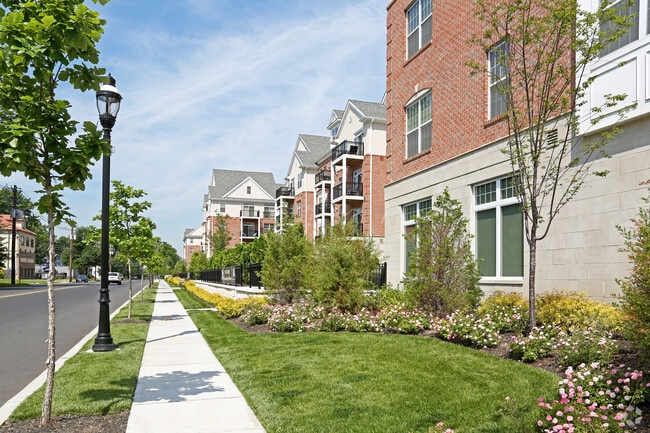 Woodmont Station at Cranford
