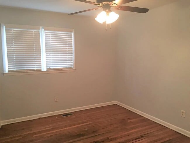 bedroom 2 - 407 Collins Ave