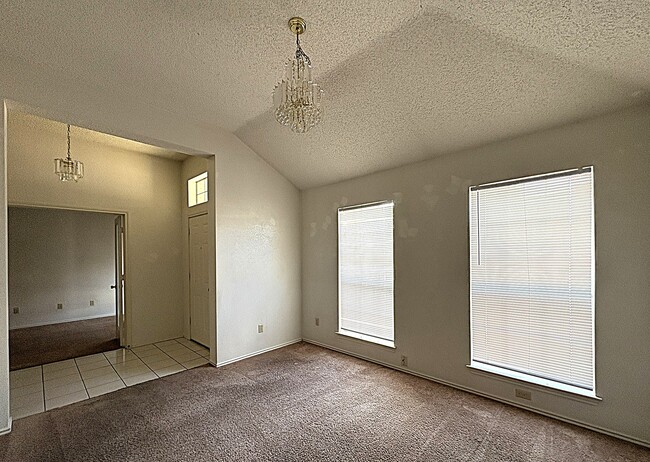 Photo - 607 Ottawa Dr