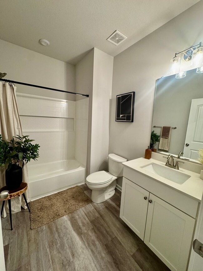 Photo - Spacious 3 Bedroom Townhouse