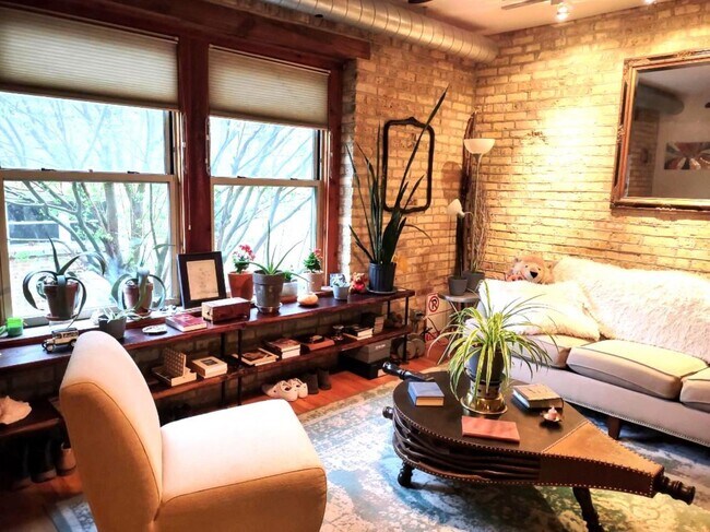 Building Photo - 321 Custer Ave Unit 1E