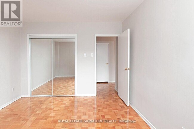 Photo - 525 Eglinton Ave E