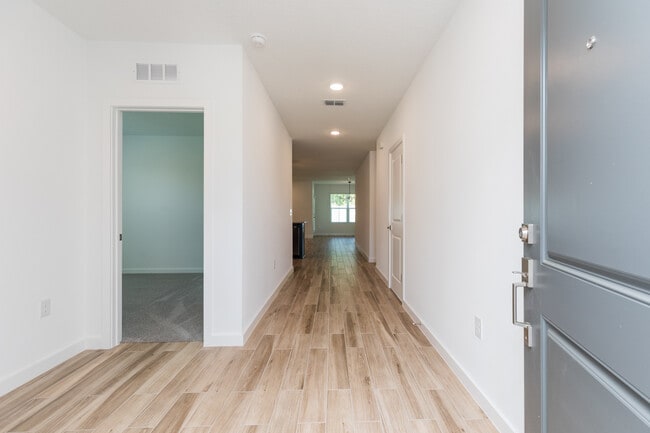 Photo - 10 Fairchild Ln