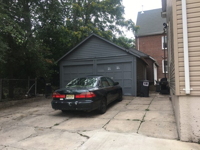 Garages - 28 Hale St