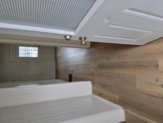 Building Photo - 466 W McKibben St