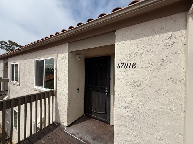 Building Photo - Stunning 2B/2.5BA Townhome in Carlsbad w/ ...