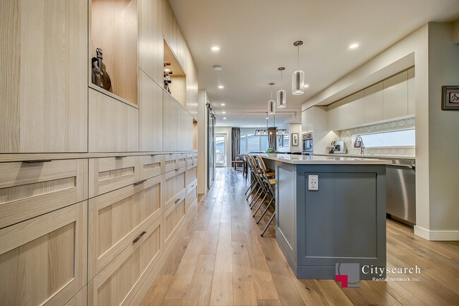 Photo - 127-38a 38a Ave SW