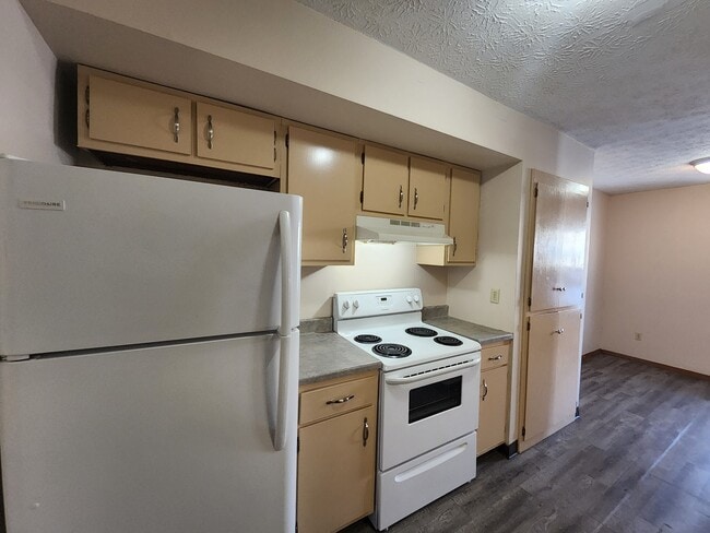 Building Photo - 208 Heritage Cir