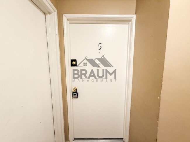 Building Photo - 5252 Hermitage Ave