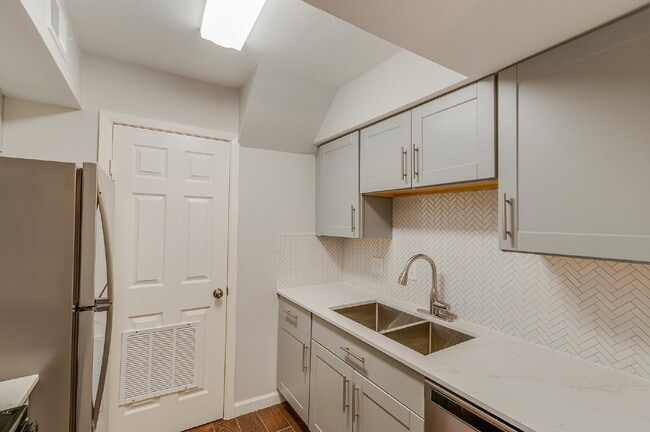 Photo - 2 BEDROOM/2 BATH FABULOUS LOCATION AT THE DESIRABLE ENERGY CORRIDOR