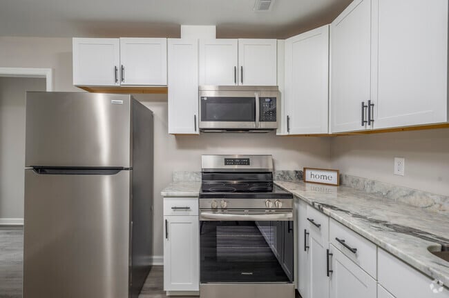 3BR, 1.5BA - 996SF - Kitchen