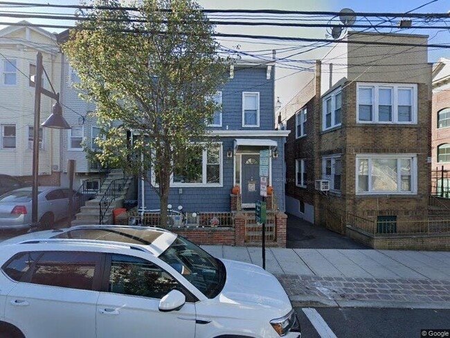 Building Photo - 805 17th St Unit 2 Rental