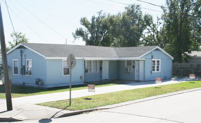 Building Photo - 2302 Rose Dr Unit 2300 Rose Dr