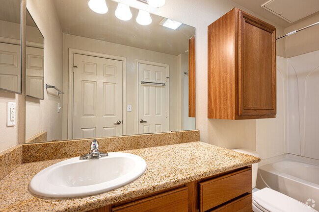1BR, 1BA - 813SF - Bathroom
