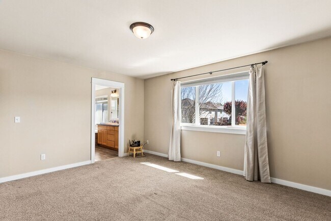 Photo - 5 Bedroom 3 Bath Home in Bothell Beaumont Sub Division $4300