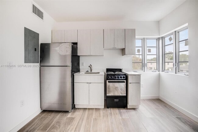 Photo - 572 NE 67th St Unidad 3