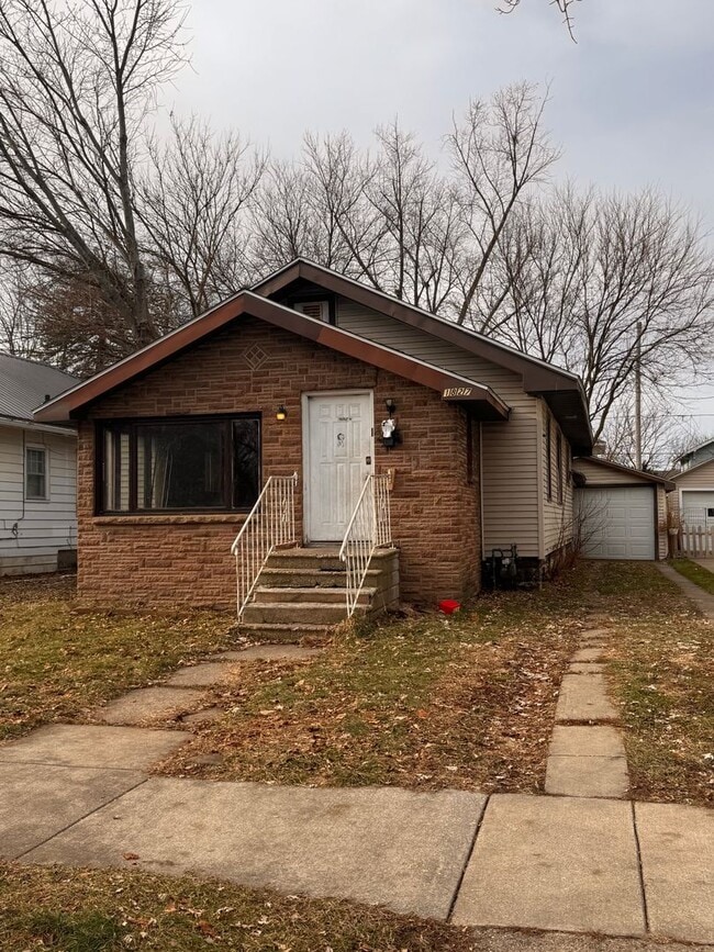 Building Photo - 2 Bedroom with Garage