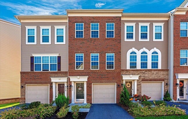 Building Photo - 3 level townhouse (newer construction) in Jefferson Place Community available early May!