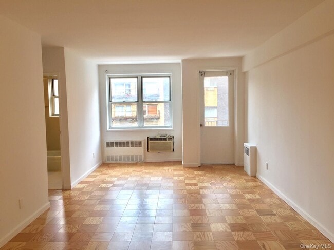 Photo - 170 W 23 St