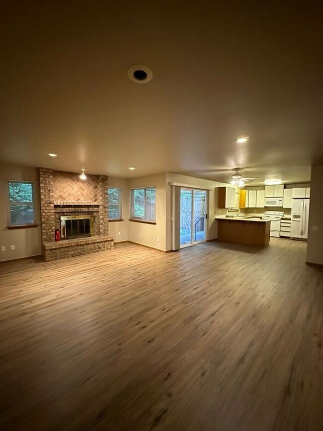 Photo - Nice 2 plus Bedroom 2 Bath Duplex in Puyallup!! Nice Location!!